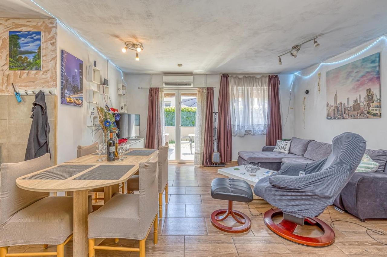 Holiday House Mir Канфанар Экстерьер фото